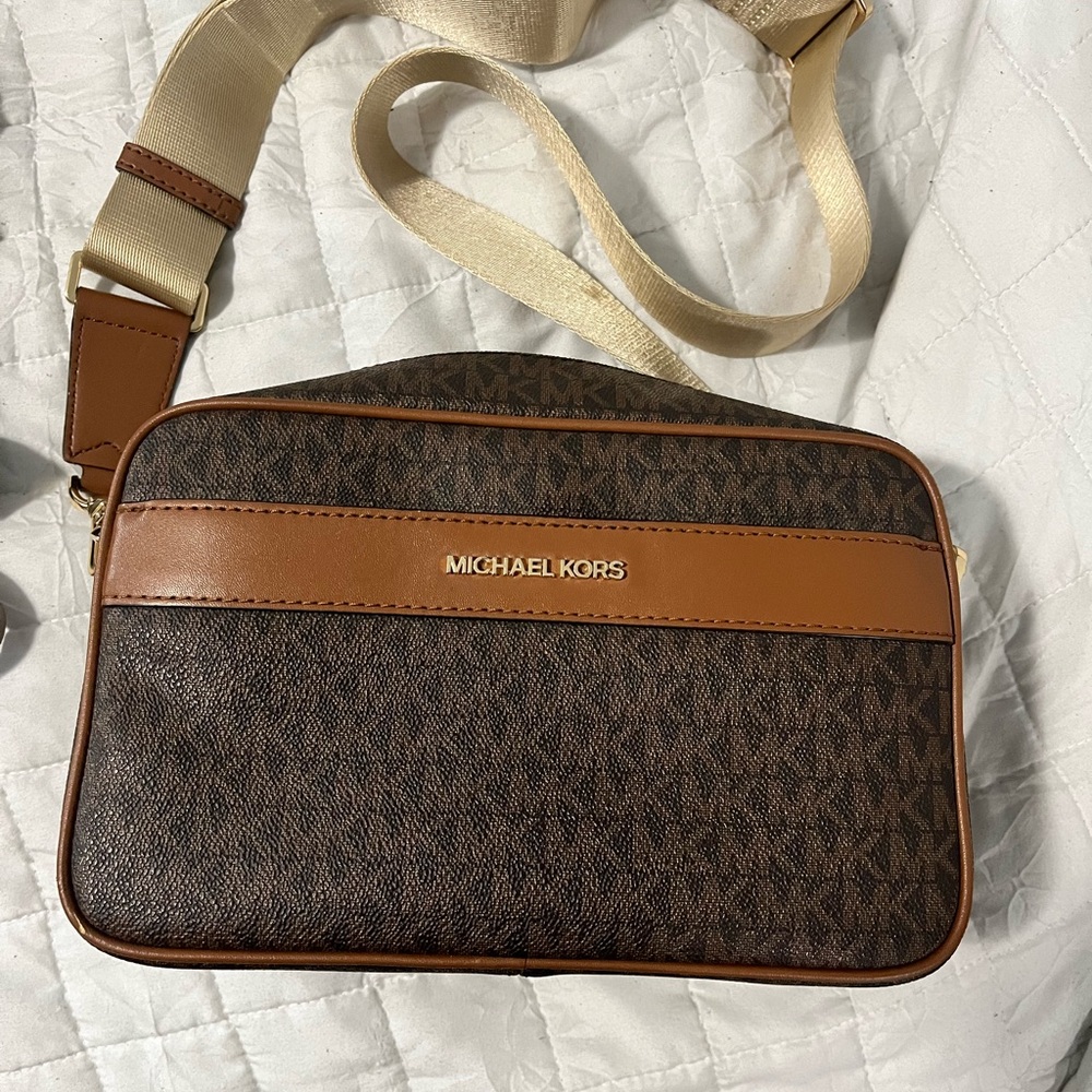 Michael kors crossbody bag rarely used